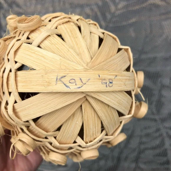 Vintage Handmade & Artist Signed Ornate Woven Pineapple Welcome Basket - Picture 5 of 7